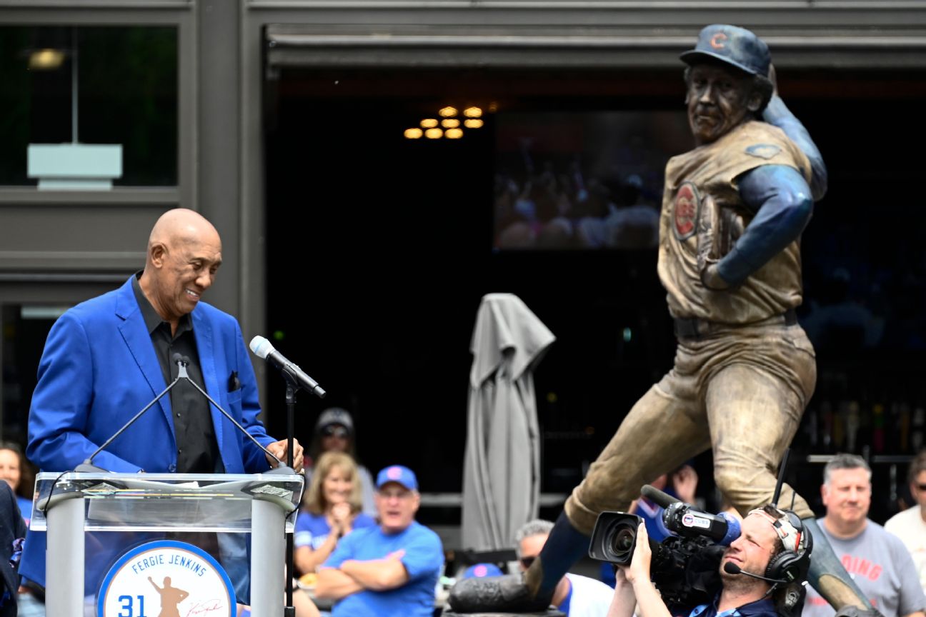 Cubs unveil Fergie Jenkins statue at Wrigley