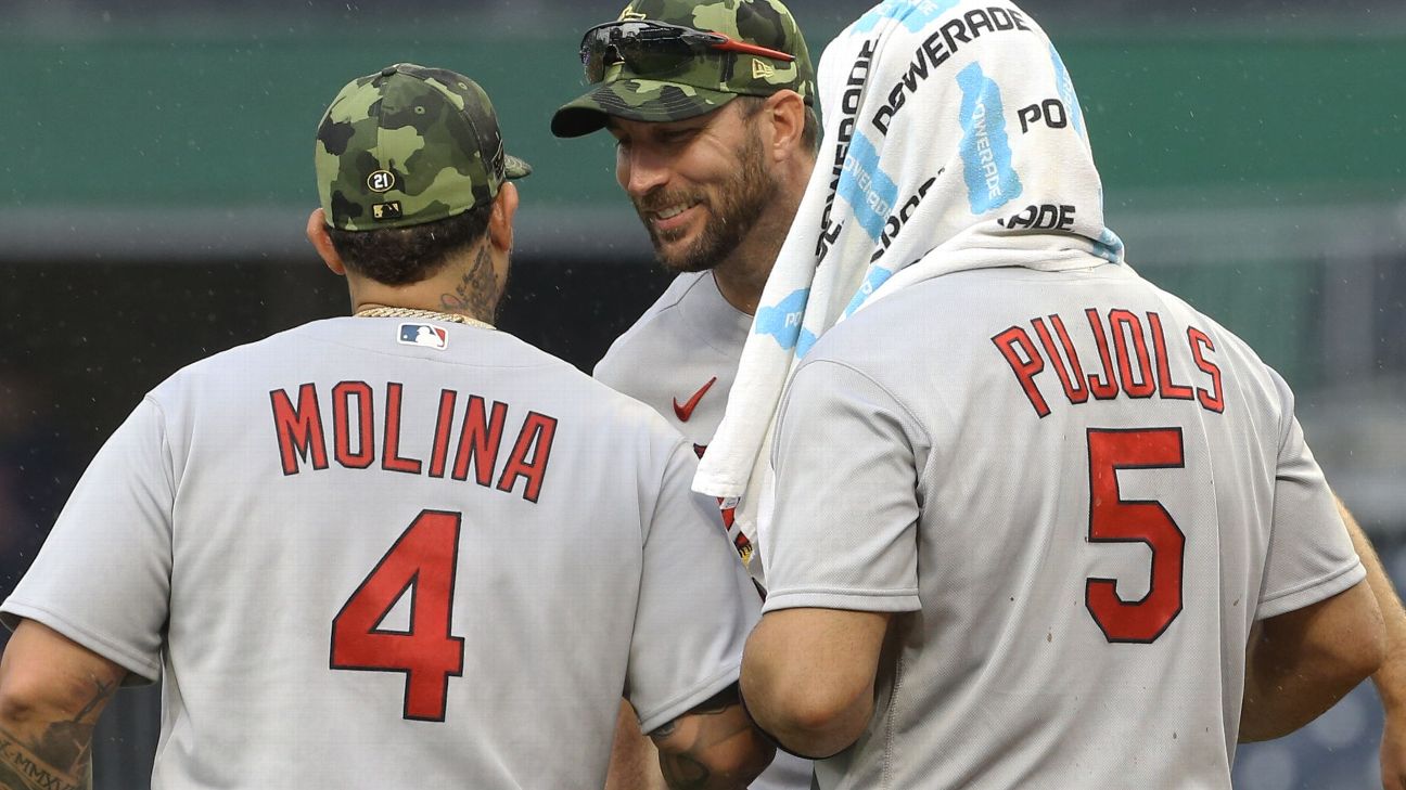 Pujols concludes return to St. Louis with 2 hits, Molina jersey swap