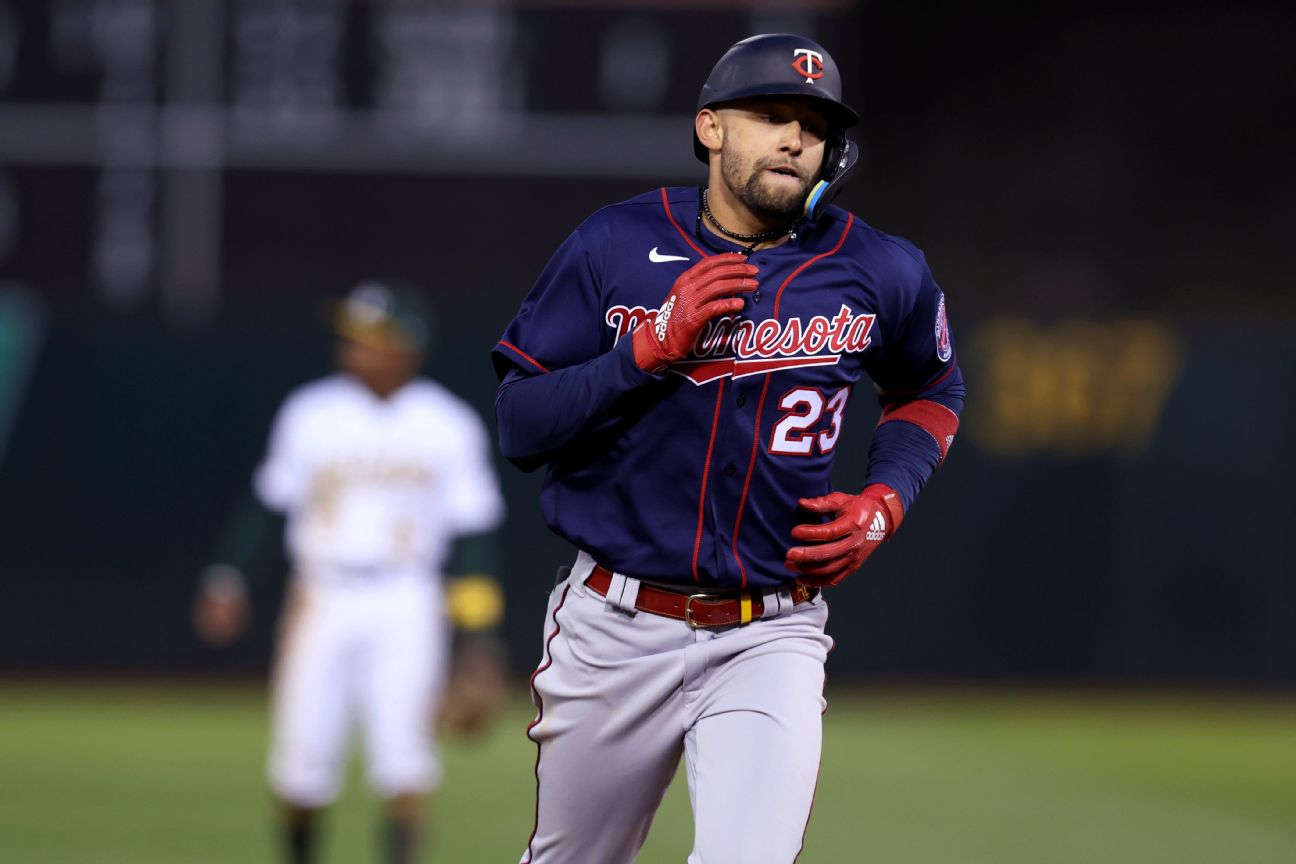 Lewis back with Twins, to play in multiple spots