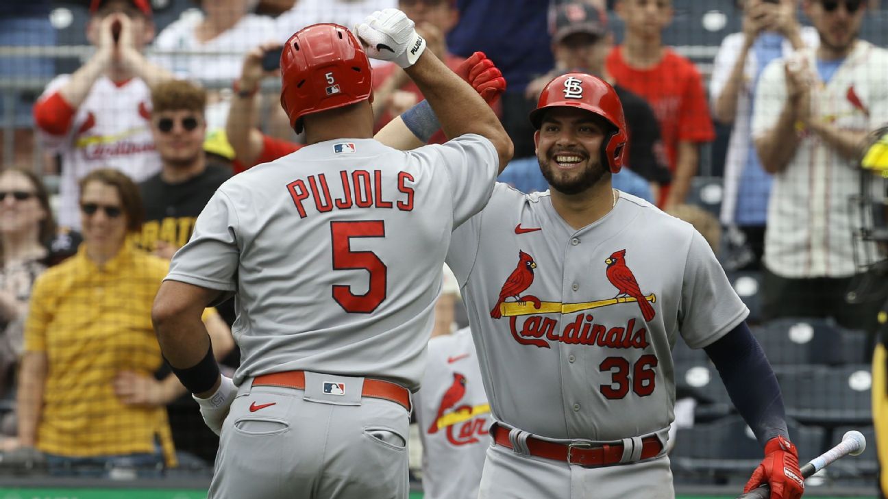 Albert Pujols, Yadier Molina surprise Adam Wainwright at Cardinals