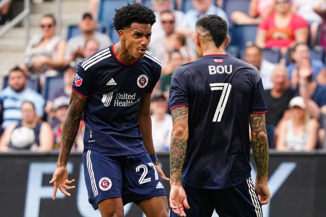 Late Winner Sends Revolution Past Sporting Kansas City, 2-1