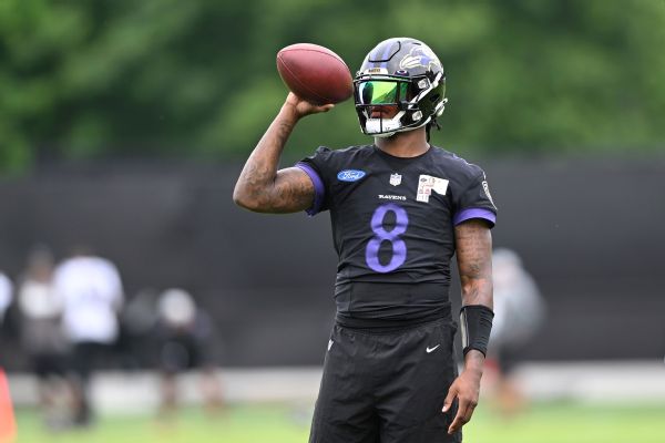 Lamar 'lifts everybody up' in first practice back