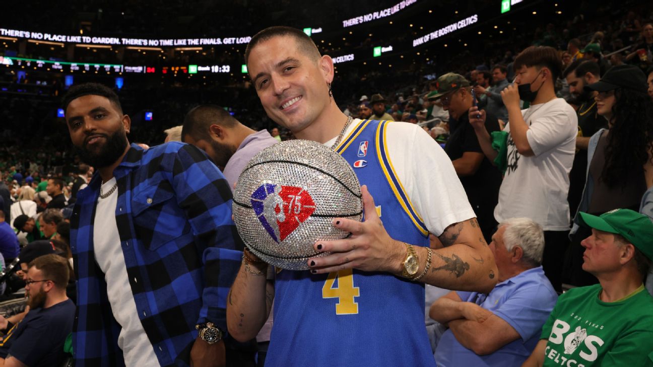 PHOTOS: Golden State Warriors star Stephen Curry accepts NBA MVP award for  second straight season - ABC7 San Francisco