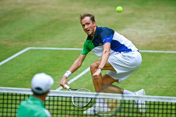 Medvedev beats Bautista Agut in Halle semis