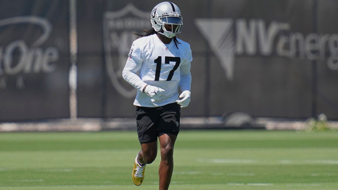 Las Vegas Raiders Training Camp: 3 Position Battles to Watch in 2022