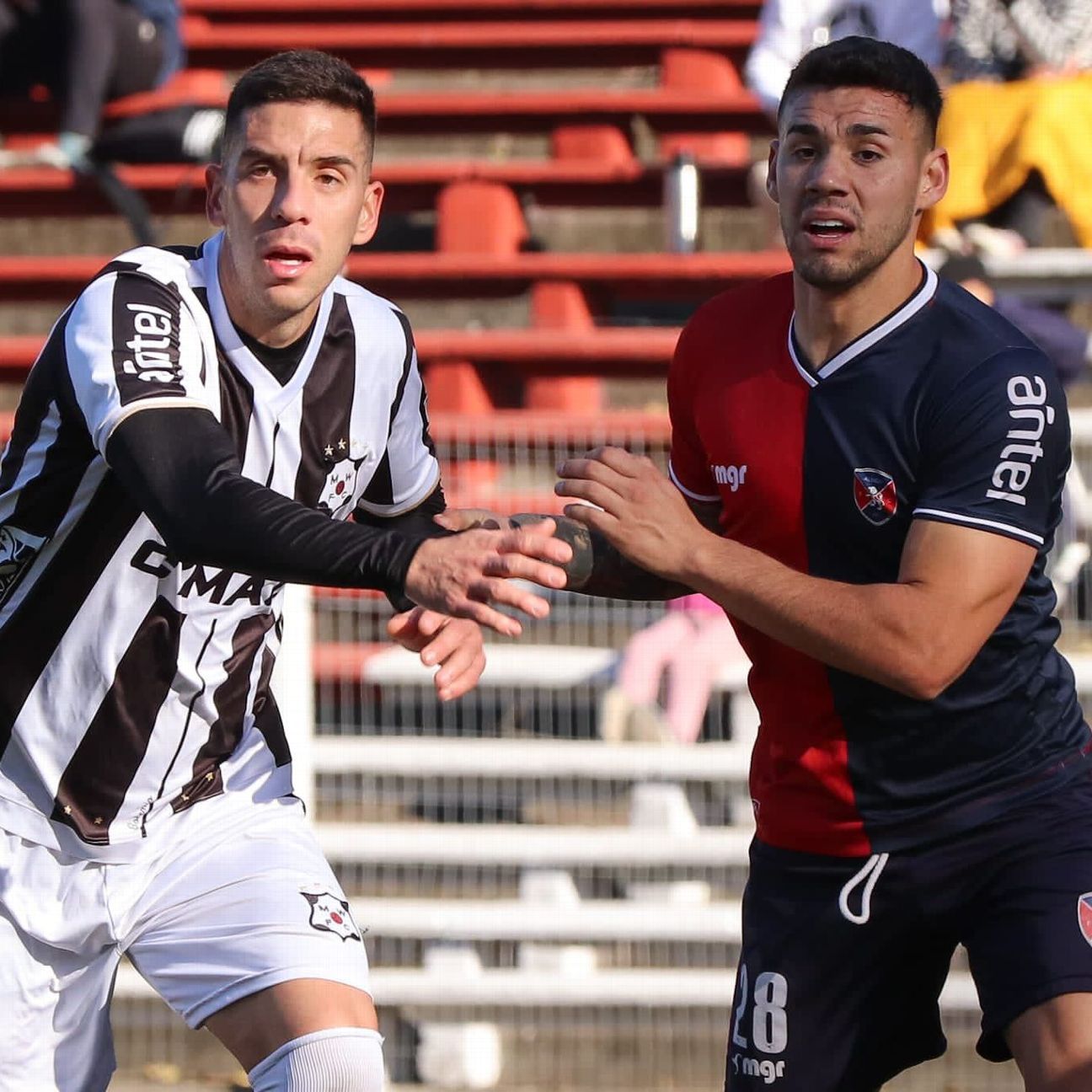 Con el partido entre Albion y Torque, volvió el fútbol uruguayo