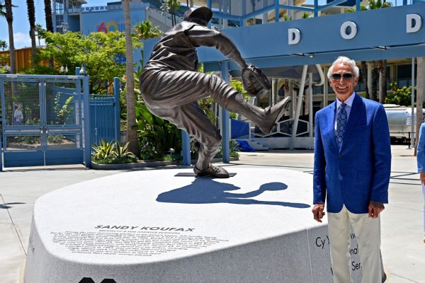 Los Angeles Dodgers mengungkap patung Sandy Koufax di luar stadion