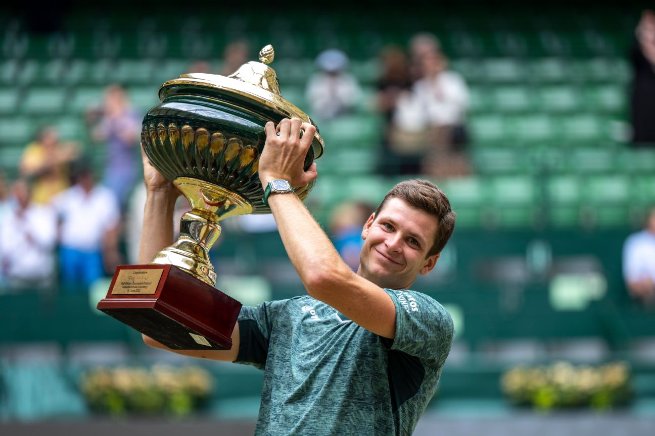 Hurkacz stuns Medvedev for 1st grass-court title