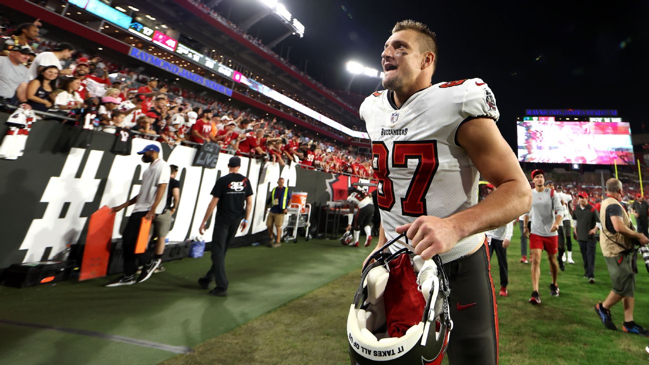 There's no number controversy for Gronk when it comes to his Bucs uni