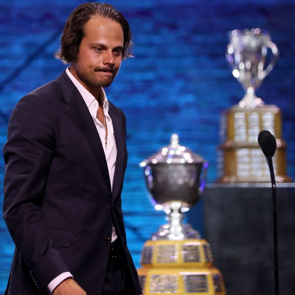 Penyerang Toronto Maple Leafs Auston Matthews mengumpulkan Hart Trophy dan Ted Lindsay Award