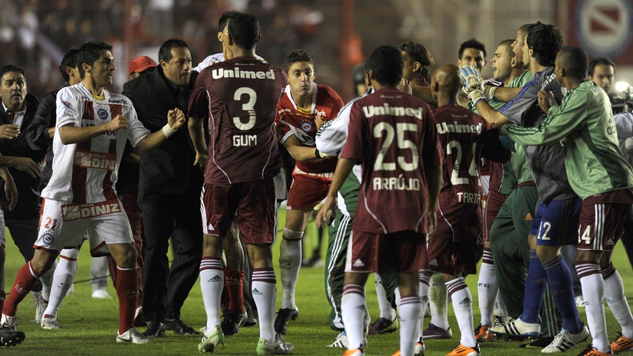 CENAS LAMENTÁVEIS: Torcida do Fluminense invade gramado na Copa Roblox de  Futebol para agredir os jogadores após sofrer uma goleada histórica do  Santa Cruz. : r/futebol