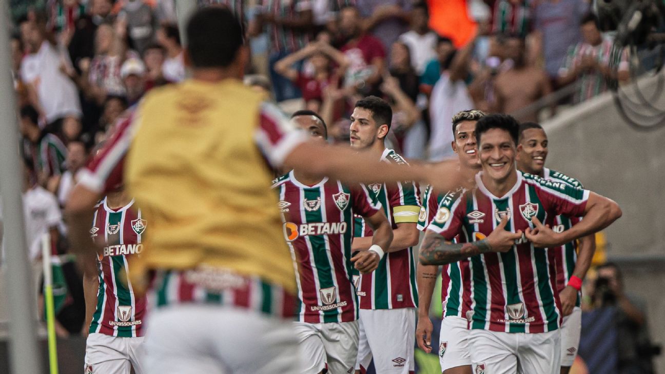Corinthians sai na frente, é amassado na reta final e Fluminense