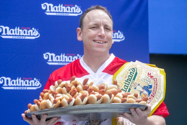 Chestnut's 63 hot dogs enough for 15th title thumbnail