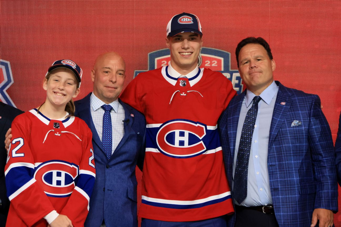 Top overall pick Slafkovsky signs deal with Habs