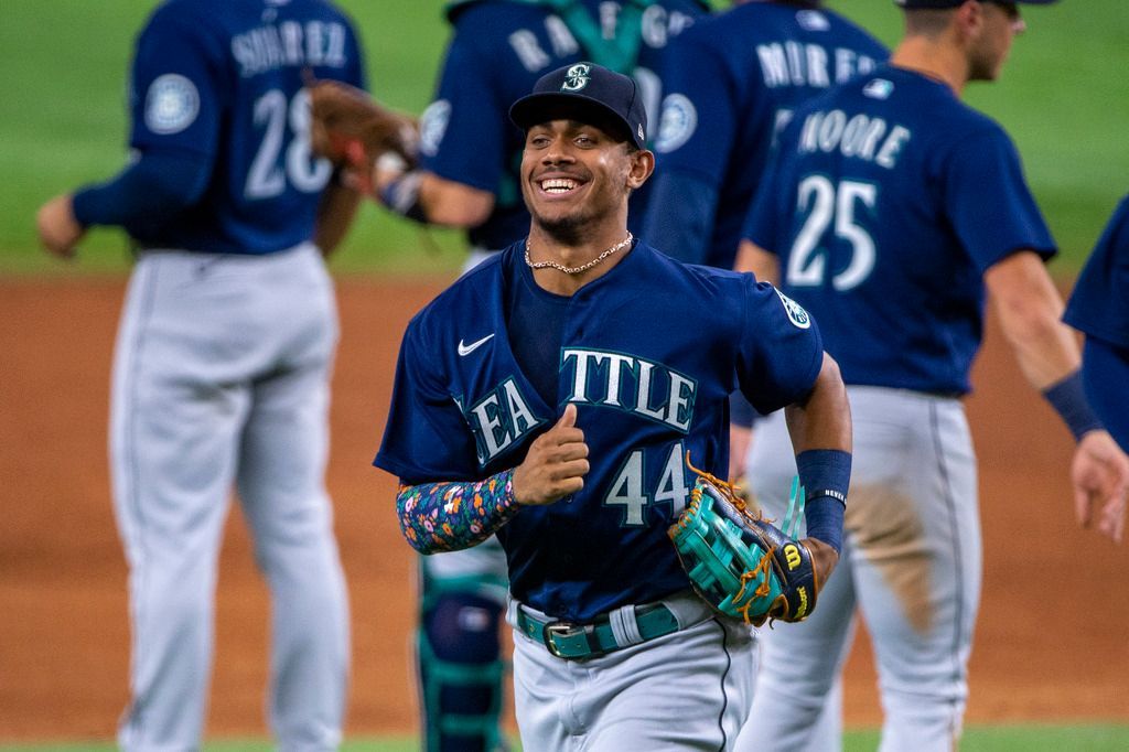 12 Ks for Ray, 12 Ws in row for M's after 8-3 win in Texas