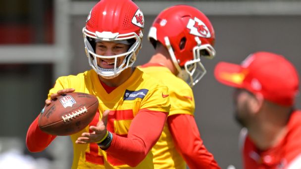 Best of Monday at NFL training camps: Patrick Mahomes and other QBs work on receiver connections, Ravens' J.K. Dobbins activated thumbnail