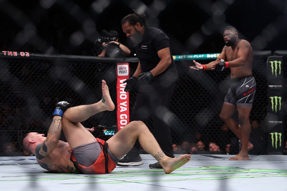 Curtis Blaydes gets TKO win as Tom Aspinall suffers freak injury early in UFC heavyweight bout