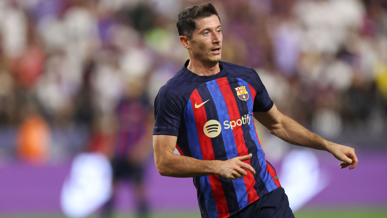 Chelsea and Manchester United miss out on Robert Lewandowski as he nears  Barcelona move