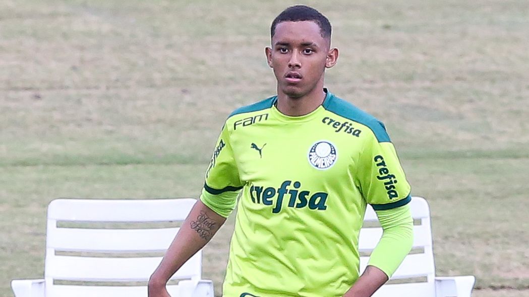 De saída! Zagueiro não anima Abel Ferreira e deve ser emprestado pelo Palmeiras