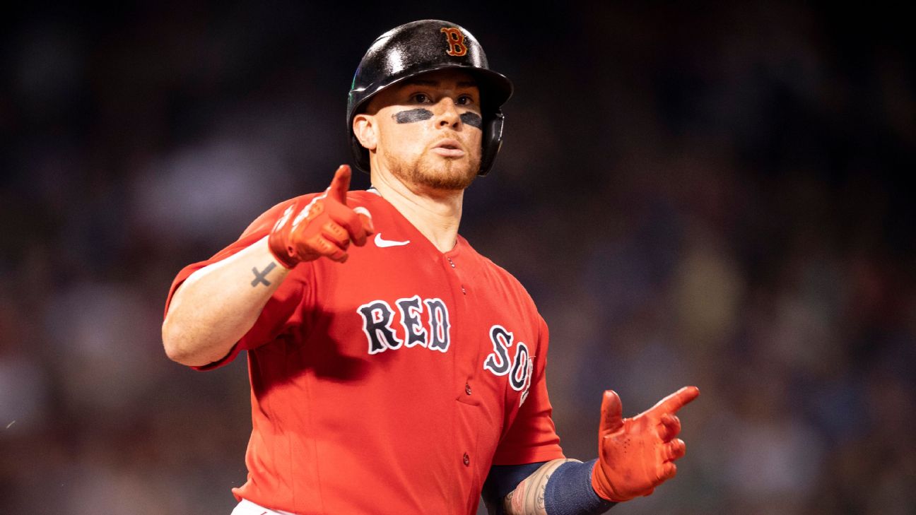 Red Sox trade catcher Christian Vázquez to Houston Astros