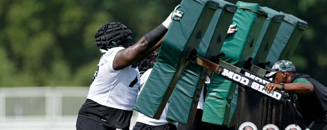 Rich Cimini on X: Black end zones at @MetLifeStadium . The #Jets will be  in their black uniforms tonight.  / X