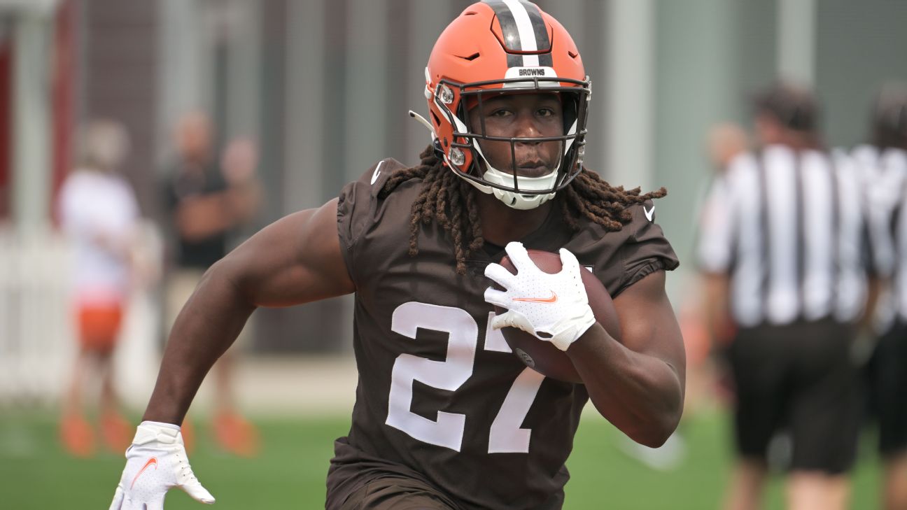 Kareem Hunt is currently visiting with the Browns, per source