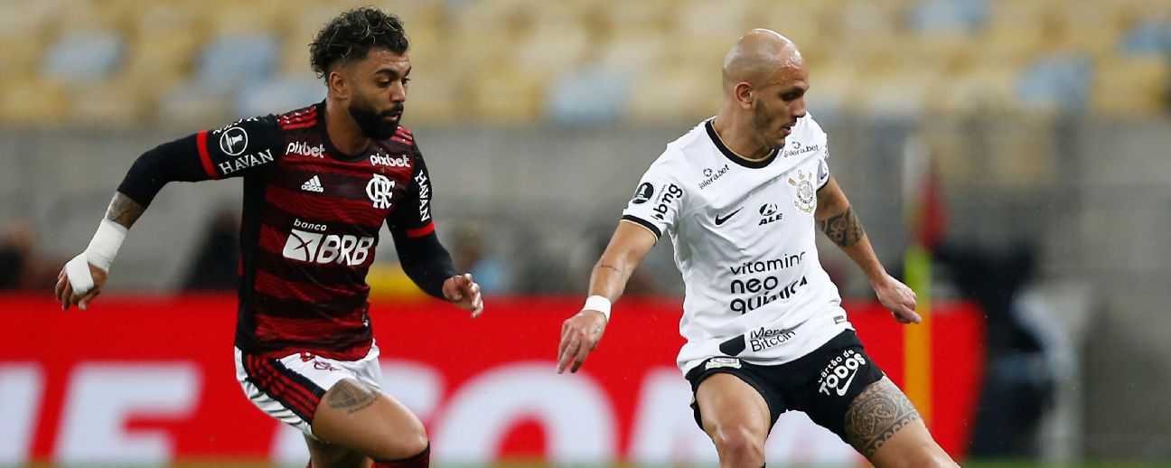 Por que Flamengo 'tira mais o sono' do que o Palmeiras e faz Fábio Santos ligar alerta no Corinthians