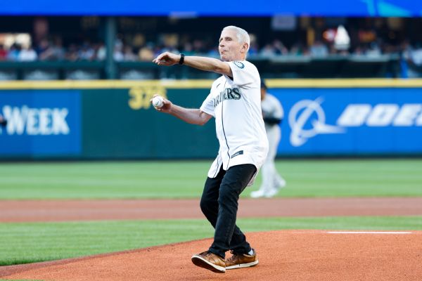 Fauci receives honorary Hutch Award at M's game