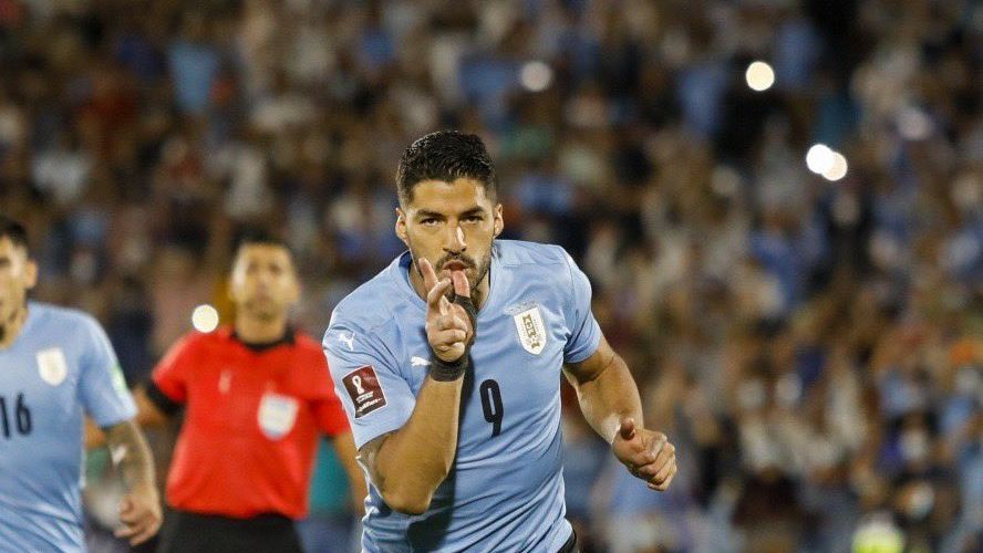 Machado atajó dos penales, Uruguay venció a Colombia y terminó