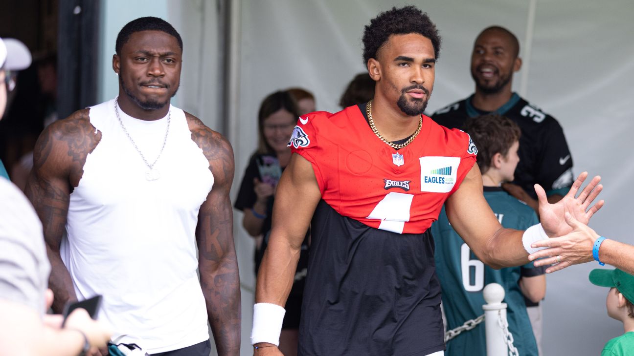 Eagles' Nick Sirianni wore a t-shirt of Jalen Hurts' face