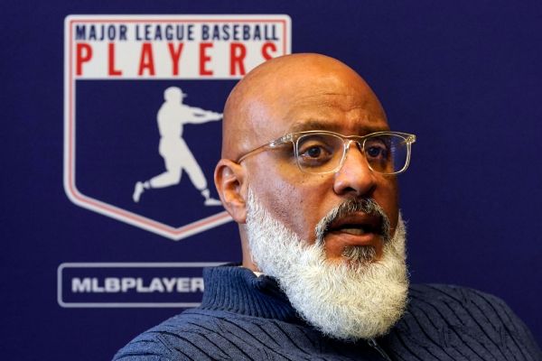 MLBPA executive director Clark gets extension