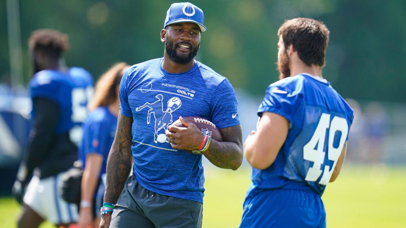 Indianapolis Colts linebacker Shaquille Leonard (53) lines up on