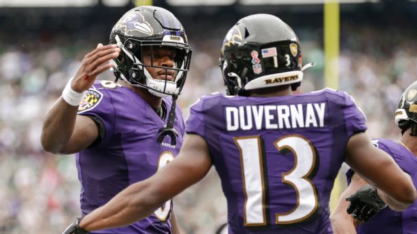 Ravens' Lamar Jackson avoids sack, completes pass tipped by Mark Andrews to Devin Duvernay