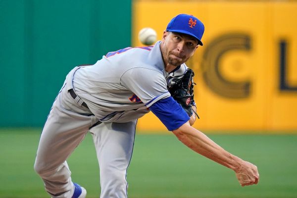 Mets' deGrom leaves early with blister on finger