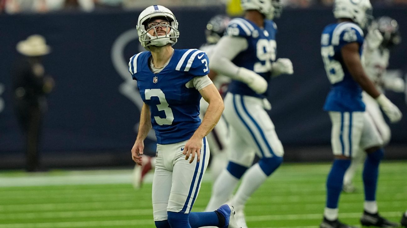 Indianapolis Colts kicker Rodrigo Blankenship (3) warms up before an NFL  football game against the Chicago Bears, Sunday, Oct. 4, 2020, in Chicago.  (AP Photo/Kamil Krzaczynski Stock Photo - Alamy