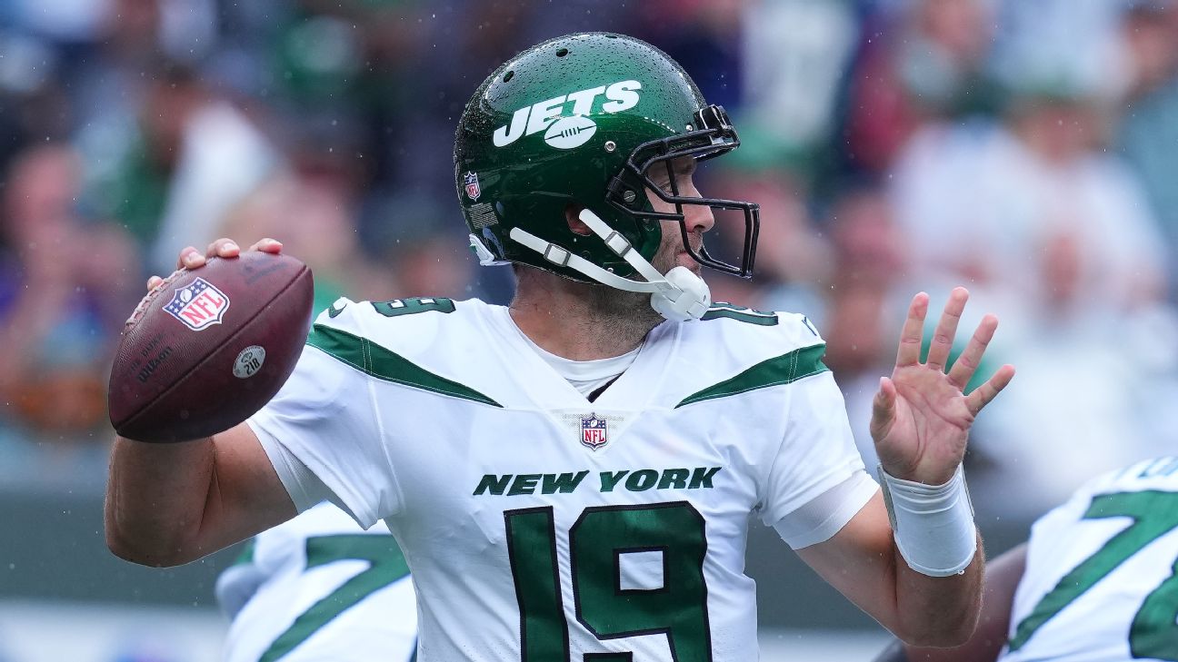 New York Jets quarterback Joe Flacco (19) drops back to pass against the  Buffalo Bills in