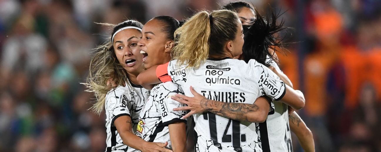 Ketlen (#17 Santos) and Katiuscia (#2 Corinthians) during the Campeonato  Paulista Feminino football match between Corinthians x Santos at Parque Sao  Jorge in Sao Paulo, Brazil. Richard Callis/SPP Credit: SPP Sport Press