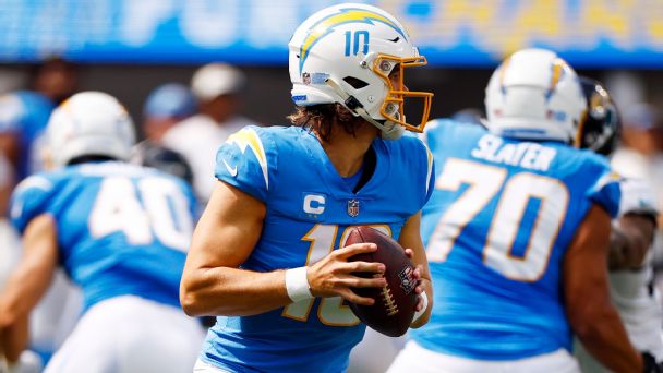 Justin Herbert connects with Mike Williams on 15-yard touchdown pass