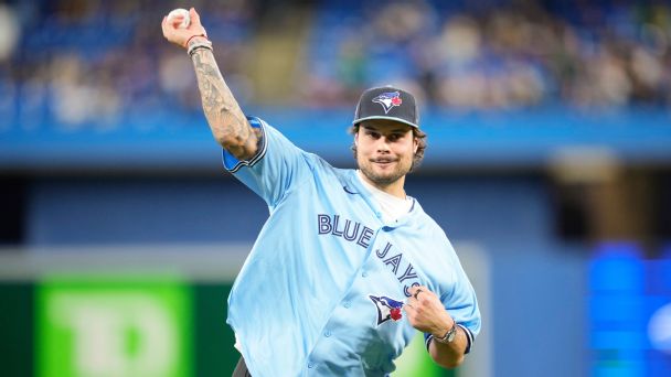 Maple Leafs star Auston Matthews throws out first pitch at Yankees-Blue Jays game