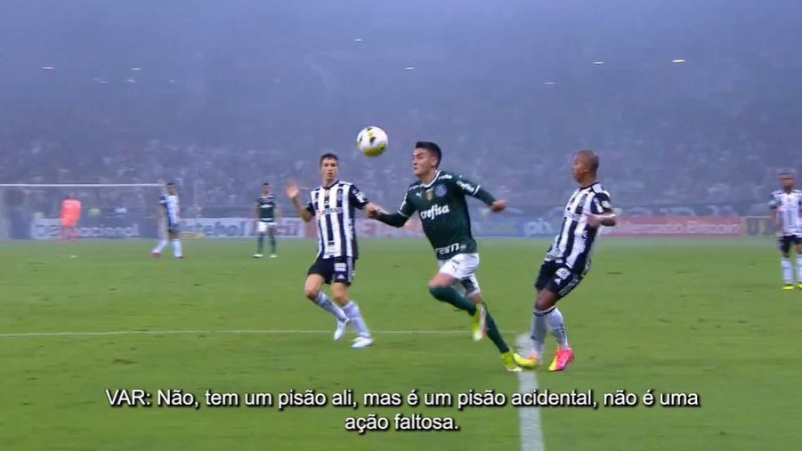 Os áudios do VAR de Galo x Palmeiras; árbitros viram 'pisão acidental' em Atuesta e 'ação faltosa' de Rafael Navarro