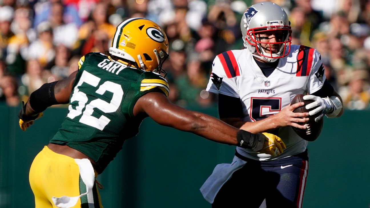 Bailey Zappe replaces injured Brian Hoyer early as New England Patriots  fall to Green Bay Packers in overtime - ESPN