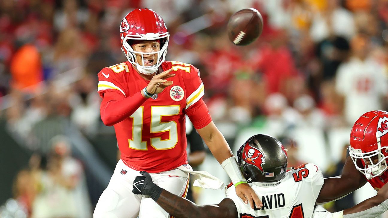 Patrick Mahomes throws TD pass of the season, a no-look toss in Chiefs at  Broncos