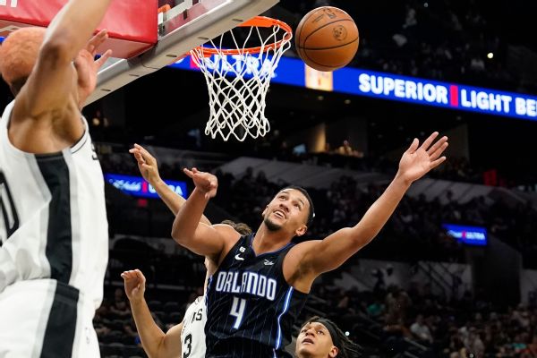 Magic's Suggs helped off court with left leg injury