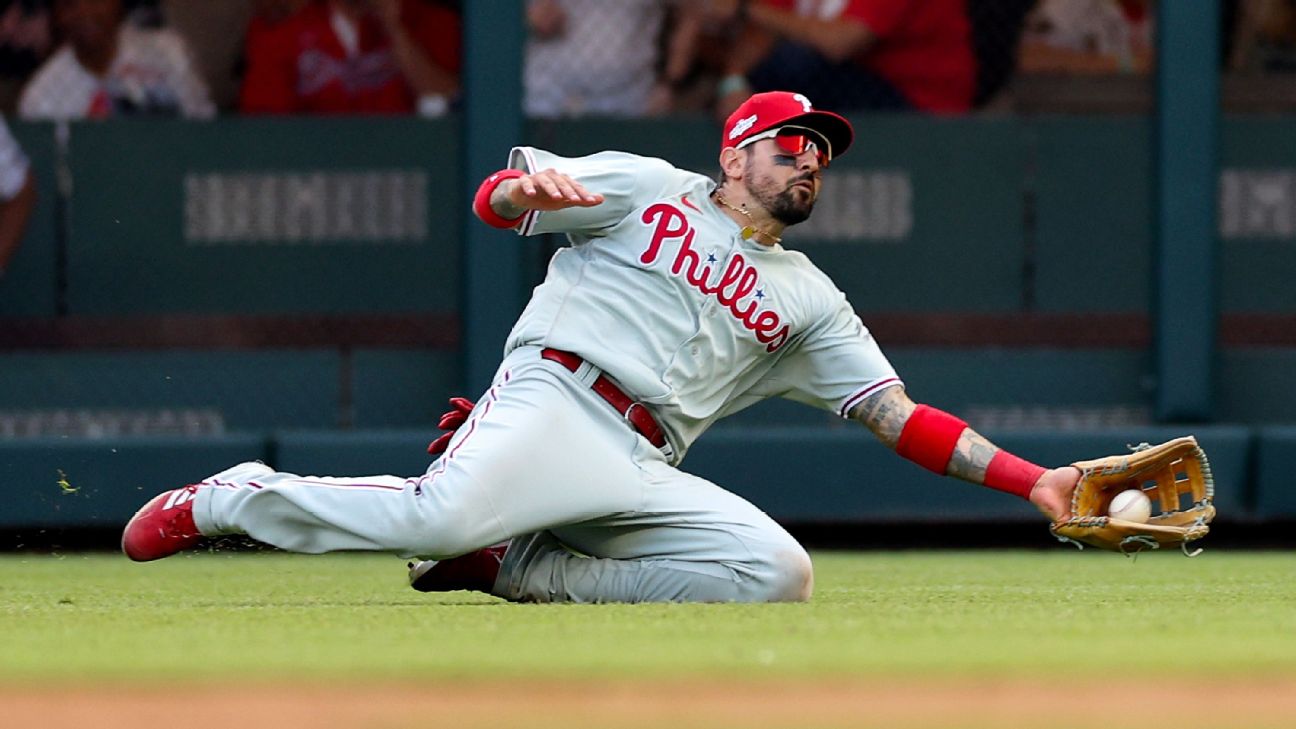 Phillies' Robertson injured celebrating, off NLDS roster