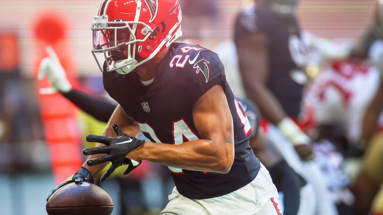 Atlanta Falcons safety Jaylinn Hawkins (32) works against the Chicago Bears  during the second half of