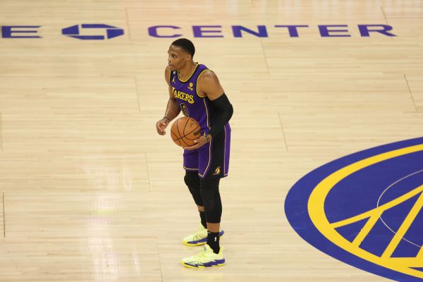 Russell Westbrook dari Lakers mengutip datang dari bangku cadangan karena cedera hamstring