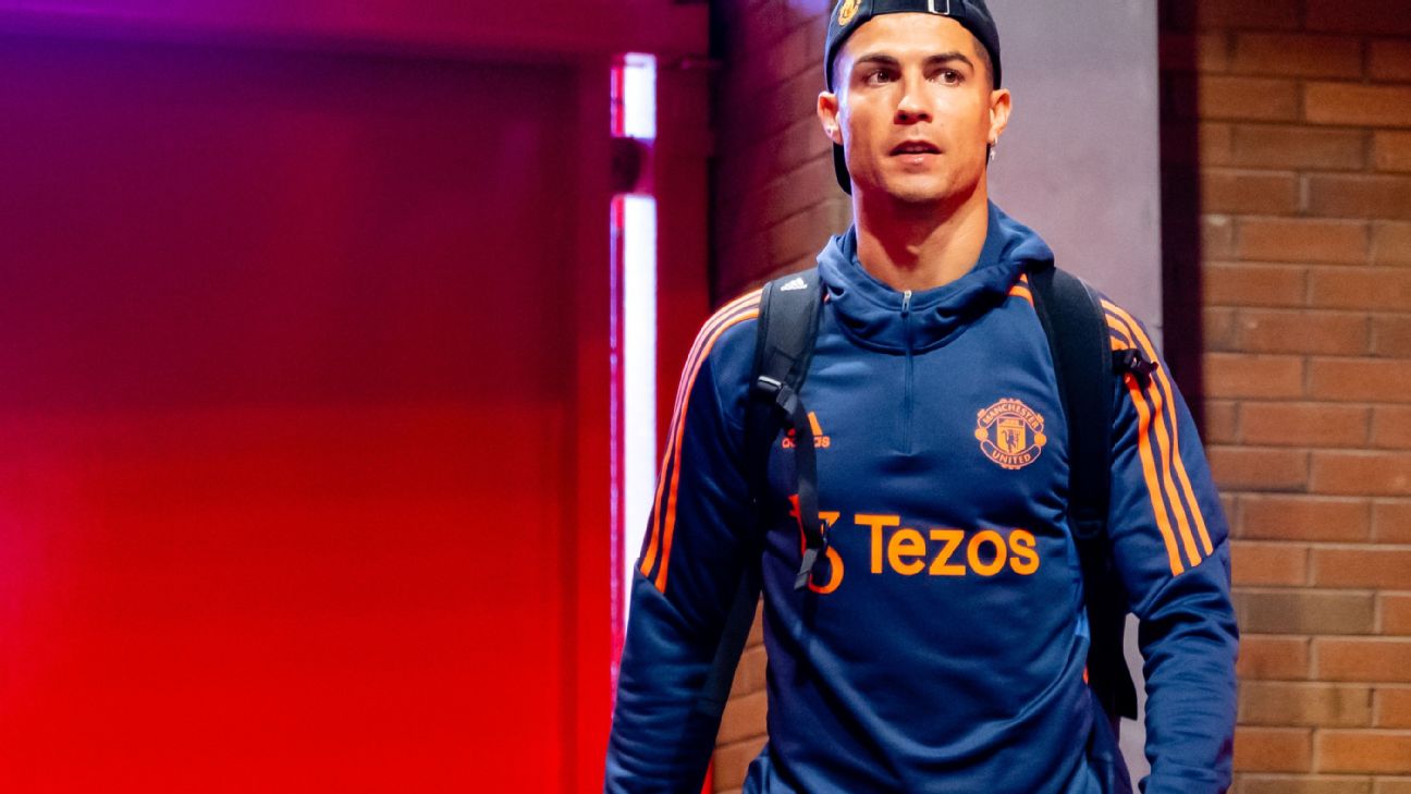 Cristiano Ronaldo utiliza esparadrapo no umbigo durante jogo – Fatos  Desconhecidos