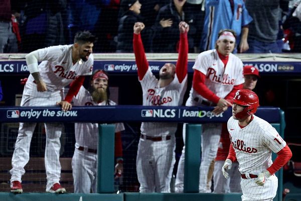 Rhys Hoskins motivated by Braves' intentional walk, raucous