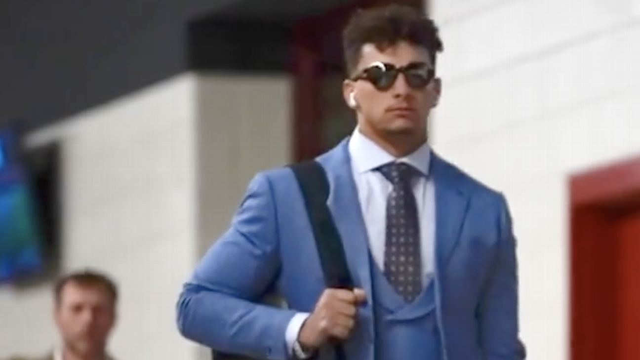 NFL Week 7 - Mahomes, Burrow and Barkley show out with Sunday pregame  outfits - ESPN