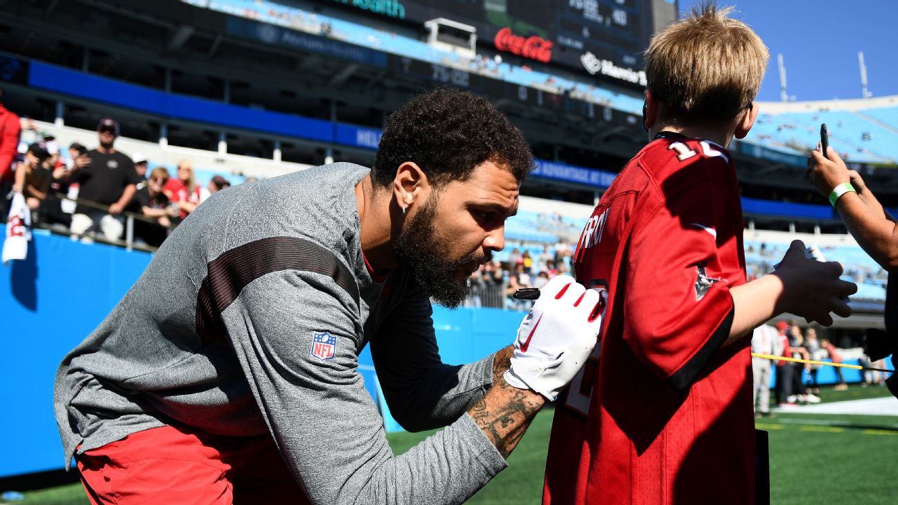 NFL refs in huge trouble after asking Mike Evans for autograph in